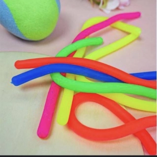 Antistresová natahovací nudle, svítivě žlutá (neon yellow)